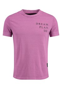 Camiseta de algodón rosa con cuello redondo, mangas cortas y texto negro "DREAM. PLAN. DO." en el lado izquierdo del frente. Textura suave.