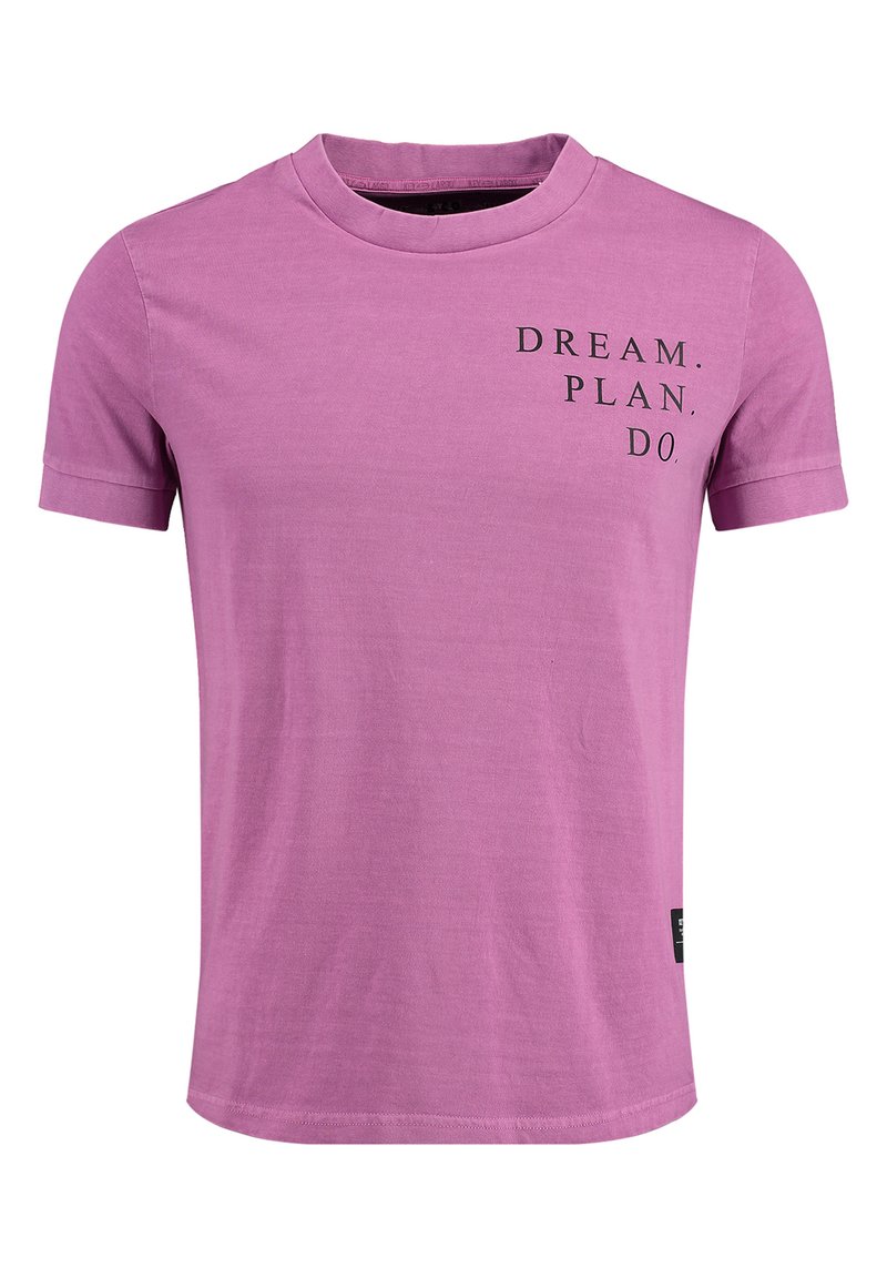 Camiseta de algodón rosa con cuello redondo, mangas cortas y texto negro "DREAM. PLAN. DO." en el lado izquierdo del frente. Textura suave.
