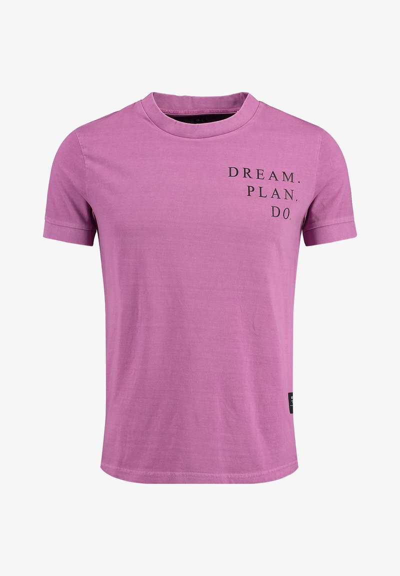 Camiseta de algodón rosa con cuello redondo, mangas cortas y texto negro "DREAM. PLAN. DO." en el lado izquierdo del frente. Textura suave.