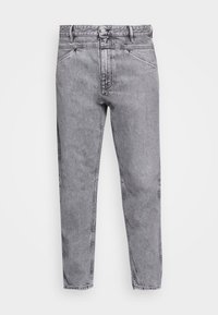 Graue Jeans aus Denim mit einem verblassten Waschlook, geradem Beinanschnitt, Fronttaschen und Gürtelschlaufen. Sichtbare Nähte entlang der Nähte und des Saums.