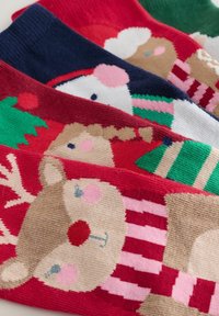 Calcetines navideños de punto con diseños de renos, muñecos de nieve y pan de jengibre en rojo, verde, azul marino y blanco. Textura suave con diseños detallados.