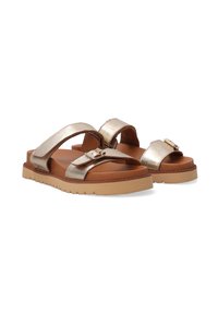 Metallic guld sandaler med to brede stropper og en dekorativ spænde, med en brun polstret sål og en let, tekstureret sål.