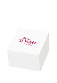 Witte rechthoekige doos met afgeronde hoeken, voorzien van een opvallend rood "s.Oliver" logo en de tekst "FASHION FOR LIFE" in vette letters.