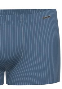 Boxer shorts a righe blu con una texture liscia, caratterizzati da strisce bianche verticali, un dettaglio con logo sulla vita e un design aderente.