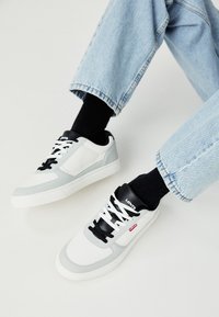 LIAM - Matalavartiset tennarit - regular white