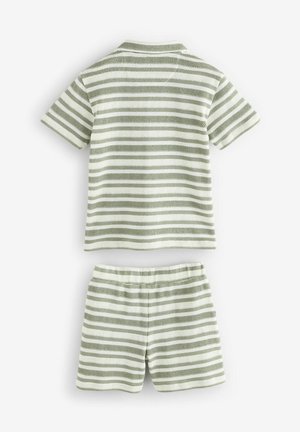 Csíkos, rövid ujjú póló és sort szett világoszöld és fehér színben. Jellemzője a bordás struktúra, klasszikus gallér és rugalmas derékpánt.