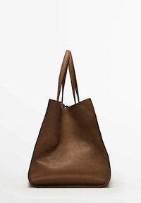 Sac fourre-tout en cuir marron avec un design ample et décontracté, doté de deux longues poignées et d'une texture lisse. Pas de quincaillerie ou d'accents visibles.