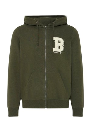 Olivegrüner Reißverschluss-Hoodie mit einer Fronttasche, Kordelzugkapuze und einem weißen Buchstaben "B", der auf der Brust gestickt ist. Weicher Stoff.