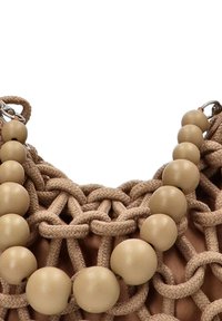 Bolso de mano tejido en color beige con un diseño texturizado, adornado con cuentas redondas beige y herrajes metálicos para el cierre.