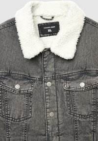 Giacca di jeans grigia con colletto in sherpa bianco, bottoni a pressione in metallo e due tasche sul petto, taglia XL di Terranova Jeans.