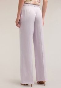 Lila wijde broek gemaakt van lichtgewicht stof, met een hoge taille en een gladde textuur, afgewerkt met een minimalistisch ontwerp.