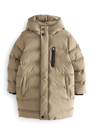 Long manteau d'hiver beige matelassé avec capuche, deux poches avant et une poche poitrine verticale zippée côté droit.