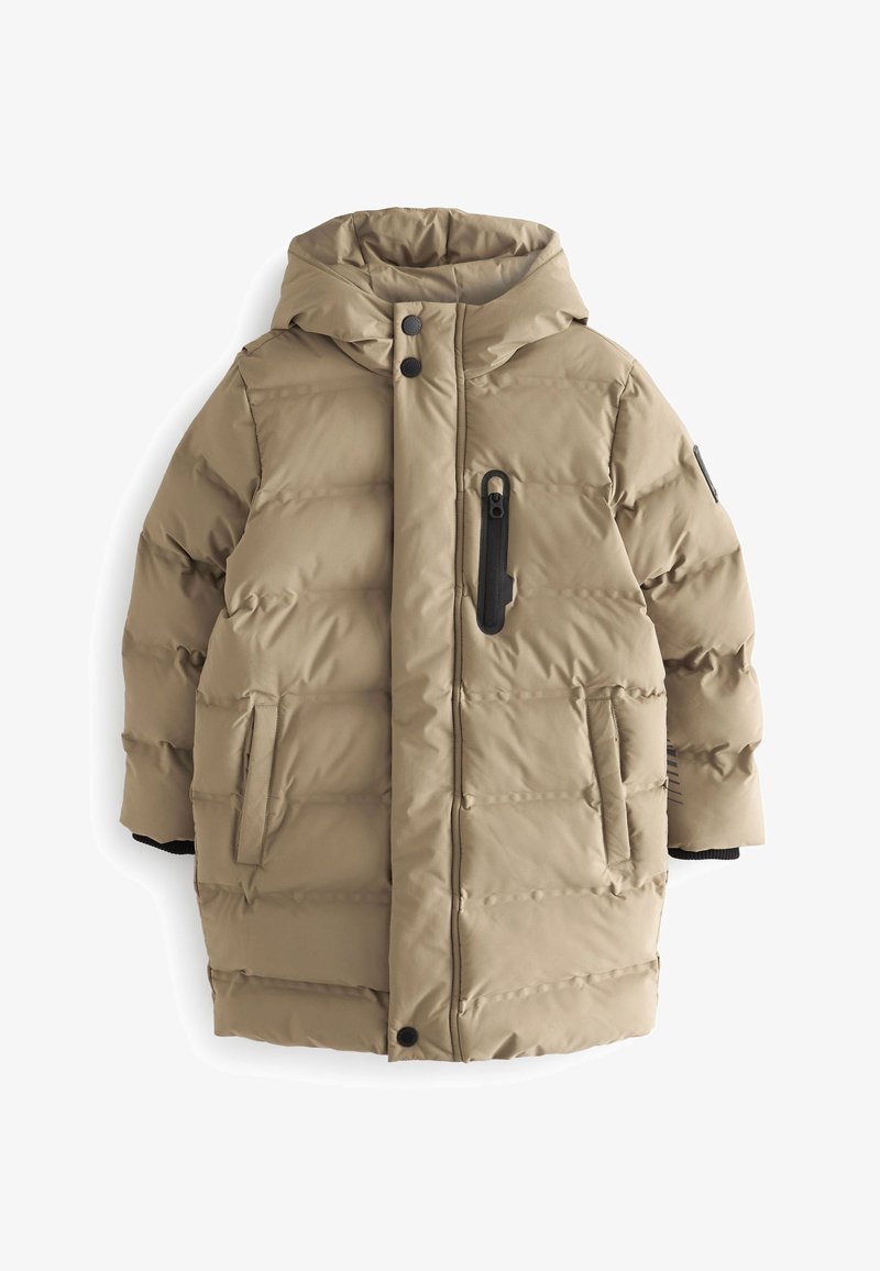 Long manteau d'hiver beige matelassé avec capuche, deux poches avant et une poche poitrine verticale zippée côté droit.