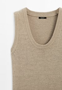 Beżowa dzianinowa kamizelka bez rękawów z prążkowanymi wykończeniami i zaokrąglonym dekoltem, oznaczona metką Massimo Dutti.
