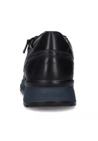 Zwarte leren schoen met een ronde vorm, voorzien van een rits aan de achterkant en een geregelde rubberen zool. Subtiele branding aan de zijkant.