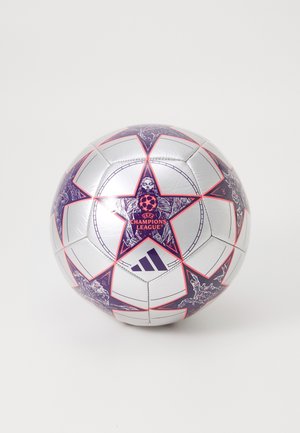 Adidas UEFA Čempionų lygos futbolo kamuolys, sidabrinės spalvos su purpuriniais ir raudonais žvaigždžių akcentais, turintis išsamius grafikos elementus ir lygų, blizgantį paviršių.