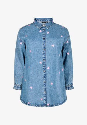 Jeans srajca z dolgimi rokavi, svetlo modre barve, z raztresenimi rožnatimi vezeninami v obliki srca in gumbom spredaj.