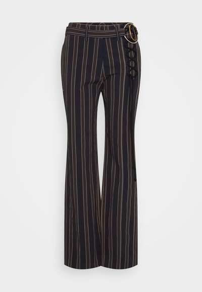 Calças flare riscas pretas e bege com uma cinta ajustada, detalhes laterais em renda e um fecho de cinto circular. Tecido de textura suave.