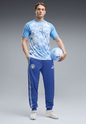 Puma, MANCHESTER CITY KING ANTHEM HOSE - Pantalon de survêtement - speedy blue- white