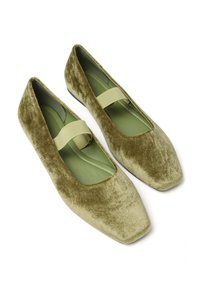 Bailarinas verdes de terciopelo con punta cuadrada y suave tira elástica a lo largo del empeine. El interior presenta un forro contrastante en verde claro.