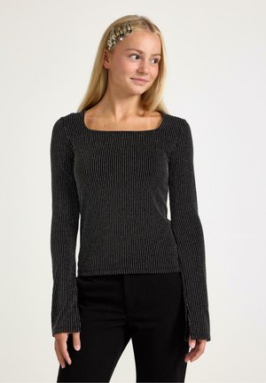 Haut noir à manches longues avec un décolleté carré, présentant des rayures verticales argentées et une coupe ajustée. Tissu doux avec des manches allongées.