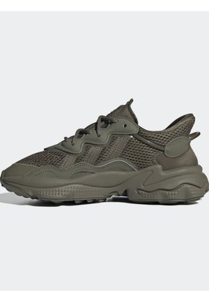 Baskets de sport vert olive foncé avec dessus en mesh, superpositions synthétiques ondulées, semelle épaisse et texturée, et languette tirette au talon, vues de côté.