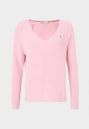 Gaiši rozā ribota džemperis ar V veida izgriezumu, garām piedurknēm un smalku zīmola logotipu krūtīs. Mīksta tekstūra, ikdienišķa piegriezuma un viendabīgas krāsas.