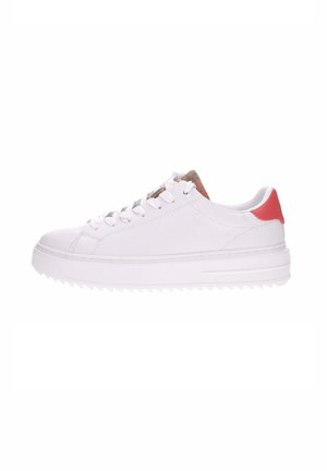 Sneaker bianca con linguetta beige testurizzata, accentuazione rosa sul tallone, lacci piatti e suola spessa e scanalata per aderenza. Design minimalista.