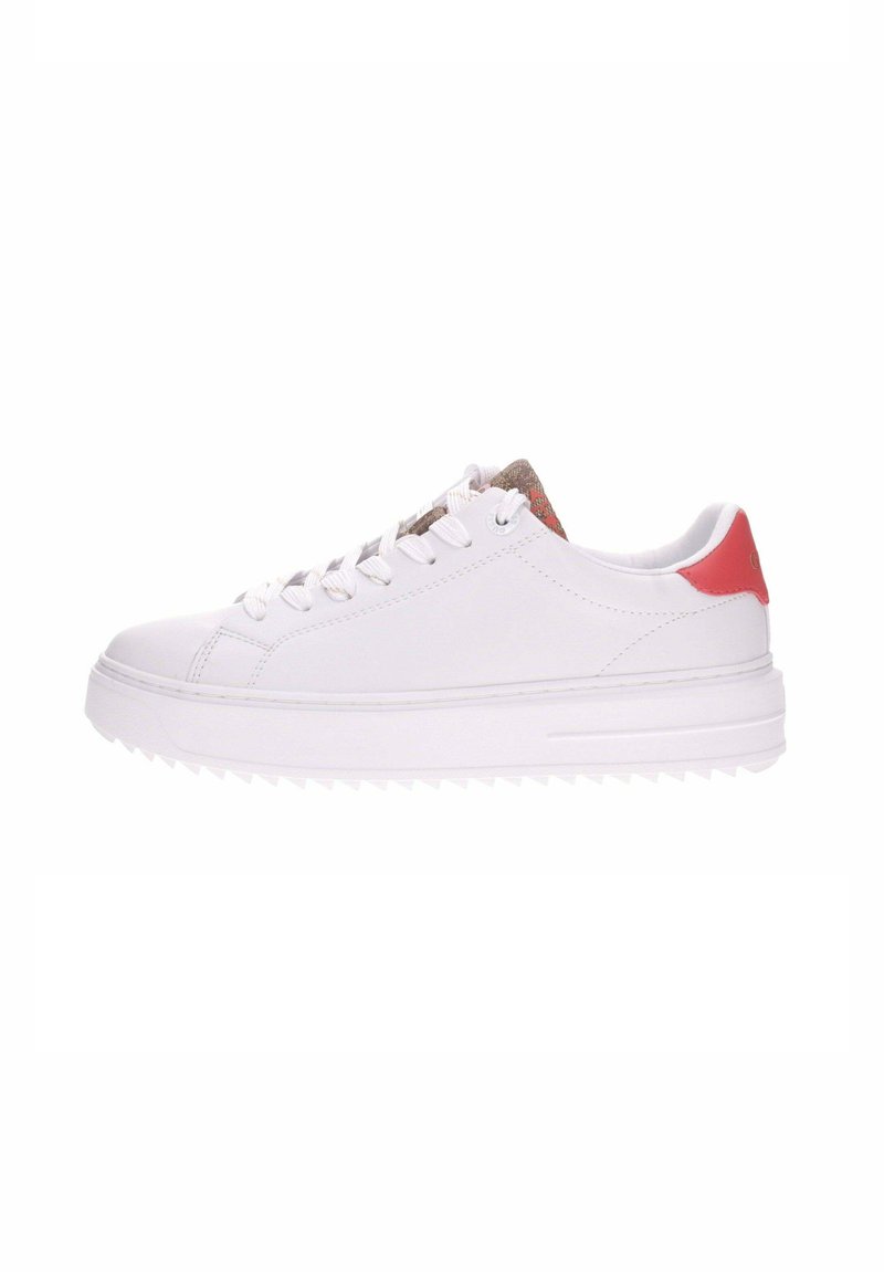 Sneaker bianca con linguetta beige testurizzata, accentuazione rosa sul tallone, lacci piatti e suola spessa e scanalata per aderenza. Design minimalista.
