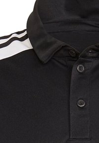 Zwarte poloshirt met een kraag, voorzien van drie zwarte knopen en twee witte zijstrepen op de schouders. Glad stoffen textuur.