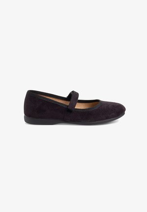 Schwarze Wildleder-Ballerinas mit runder Zehenpartie, verstellbarem Riemen über dem Fußrücken und elastischem Rand am Öffnungsbereich. Flache Sohle.