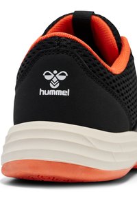 Schwarzer Sportschuh mit einem Obermaterial aus Mesh und orangefarbenen Akzenten, einem weißen Logo und einer strukturierten Sohle in Weiß und Orange.