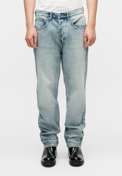 Vaqueros de mezclilla azul claro con corte recto, cinco bolsillos, desgaste minimalista y detalles cosidos en la cintura y los bordes de los bolsillos.