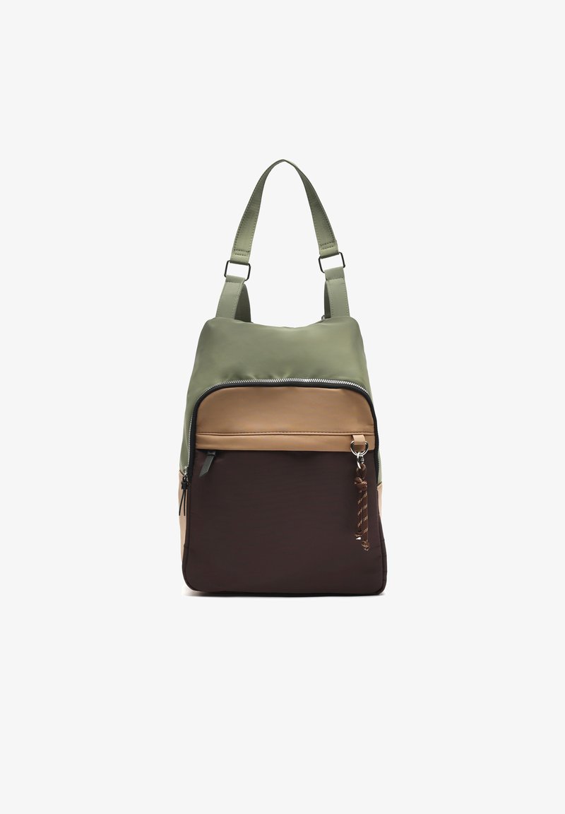 Seljakott reguleeritavate rihmadega oliivirohelises, pruunikasrohelises ja tumepruunides värviplokides, esiküljel lukuga tasku riputatava võtmehoidjaga.