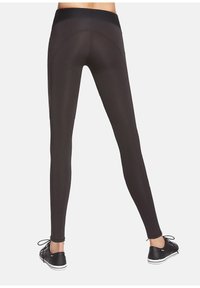 Czarne legginsy wykonane z elastycznego materiału, posiadające szeroki pas, dopasowany krój i gładką teksturę, sięgające do kostek.