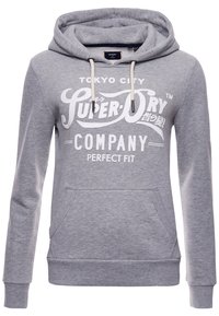 Sudadera con capucha gris hecha de mezcla de algodón, con bolsillo tipo canguro, capucha con cordón y gran logo y texto impresos en blanco en la parte delantera.