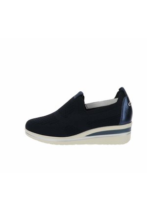 Sneaker slip-on nero con tomaia in maglia, suola imbottita e leggero tacco a zeppa, con dettaglio metallico sul tallone.