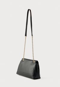 Čierna kožená kabelka s obdĺžnikovým tvarom. Má dlhý odnímateľný popruh, zlaté retiazkové akcenty a hladkú textúru.