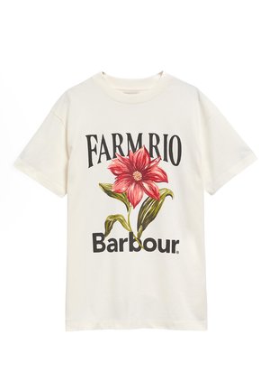 Λευκό κοντομάνικο μπλουζάκι με μεγάλο κόκκινο γραφικό λουλούδι και μαύρο κείμενο "FARM RIO" πάνω και "Barbour" κάτω από το λουλούδι.