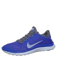 Basket de course Nike bleu et gris avec une tige en maille respirante, un design texturé, un logo blanc et une semelle extérieure flexible.