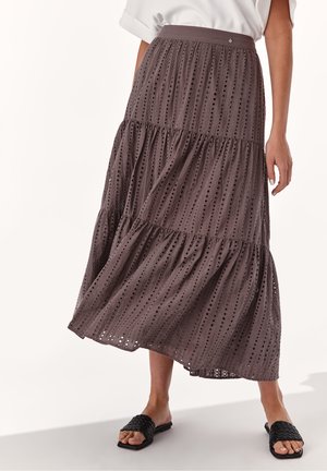 Brun lagdelt nederdel lavet af let bomuld med hulmønster over det hele og elastik i taljen for komfort.