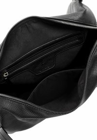 Schwarze Ledertasche mit einem Reißverschlussfach und weicher Innenausstattung. Verfügt über eine glatte Textur und metallische Reißverschlussdetails.