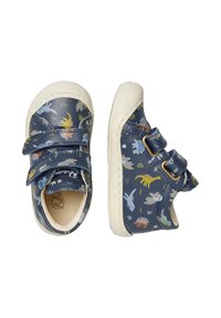 Námořnické modré boty pro batolata s pásky na suchý zip a dinosaurími vzory v zelené, oranžové a modré; bílá gumová podrážka s texturovaným gripem.