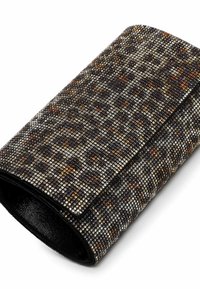 Melna sajūga maku, kas izgatavots no teksturētas auduma, rotāts ar nelieliem metalizētiem un krāsainiem rhinestones, veidojot rakstu; ar locītu vāku.