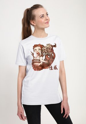 Hvid bomulds t-shirt med et detaljeret grafik af en pige og en drage i røde og brune nuancer, med tekst i asiatiske tegn.