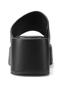 Sandalo platform neri con finitura in pelle liscia, cinturino largo e tacco spesso e rettangolare. Design minimalista con linee pulite.