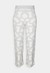 Calças de fato cinza claro com um padrão abstrato em creme, feitas de um tecido suave. Apresentam uma cintura larga e um design de perna ligeiramente cropped.