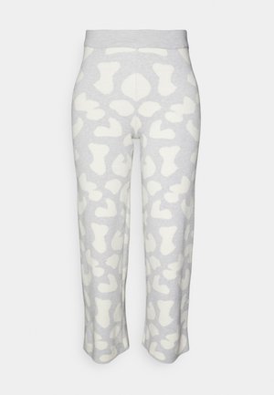 Calças de fato cinza claro com um padrão abstrato em creme, feitas de um tecido suave. Apresentam uma cintura larga e um design de perna ligeiramente cropped.