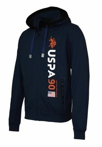 Felpa con zip di colore blu navy, con cappuccio, marchio USPA 90, logo del giocatore di polo, bandiera americana e tasche con cerniera sul davanti.