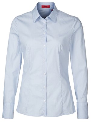 Jasnoniebieska damska bluzka z długim rękawem, zapinana na guziki, z ostrym kołnierzykiem i dopasowaną talią.